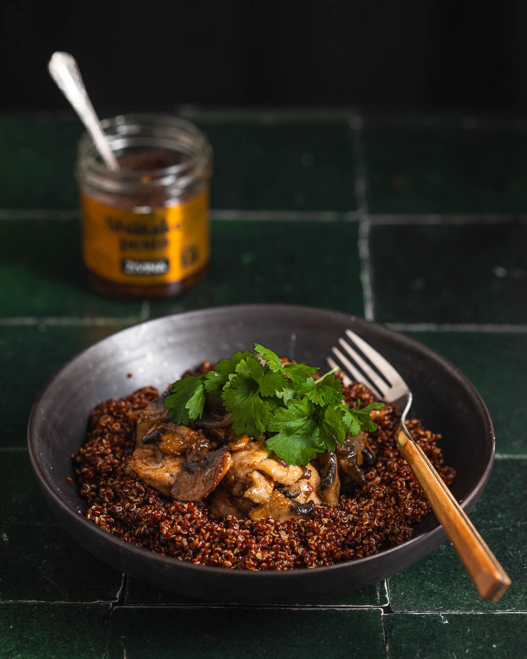 Quinoa s kuřecími kousky a houbami